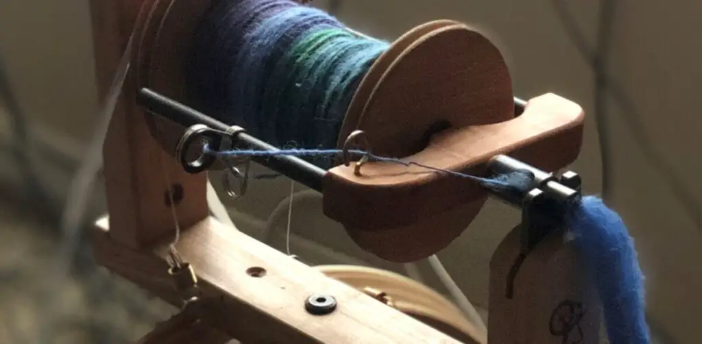 How to Use a Spindle (Start Making Yarn in 5 Easy Steps) – Yarnhustler