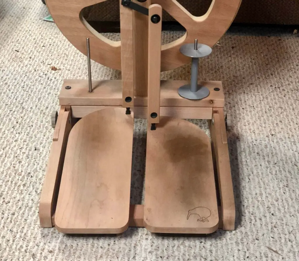 How does a spinning wheel work