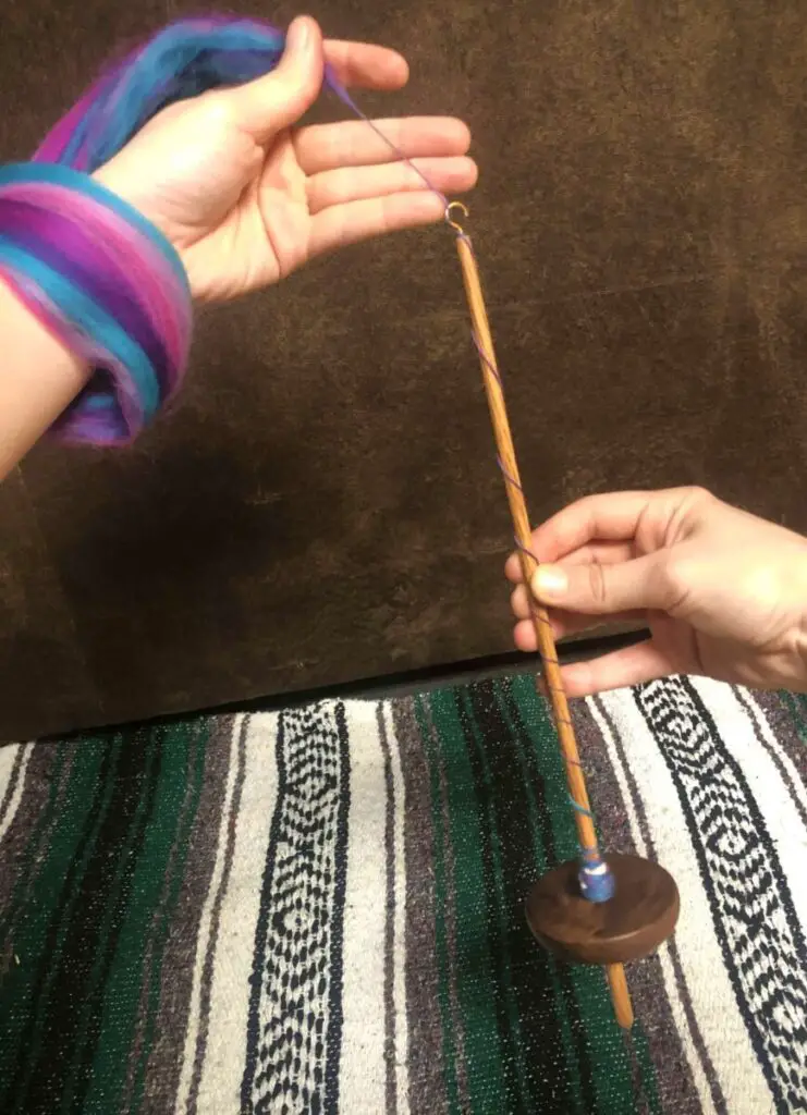 How to hold a drop spindle