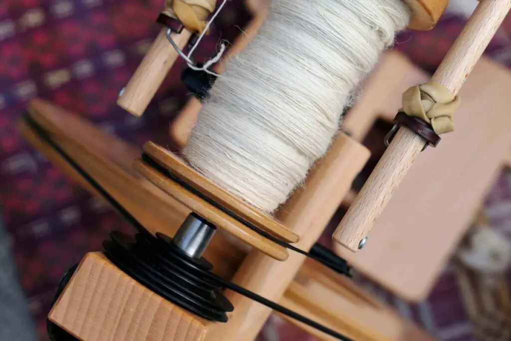 How to use a spinning wheel