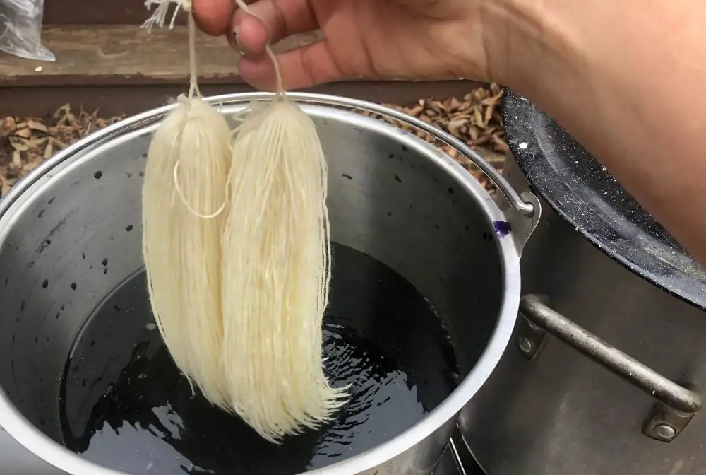 Dyeing wool with acid dyes